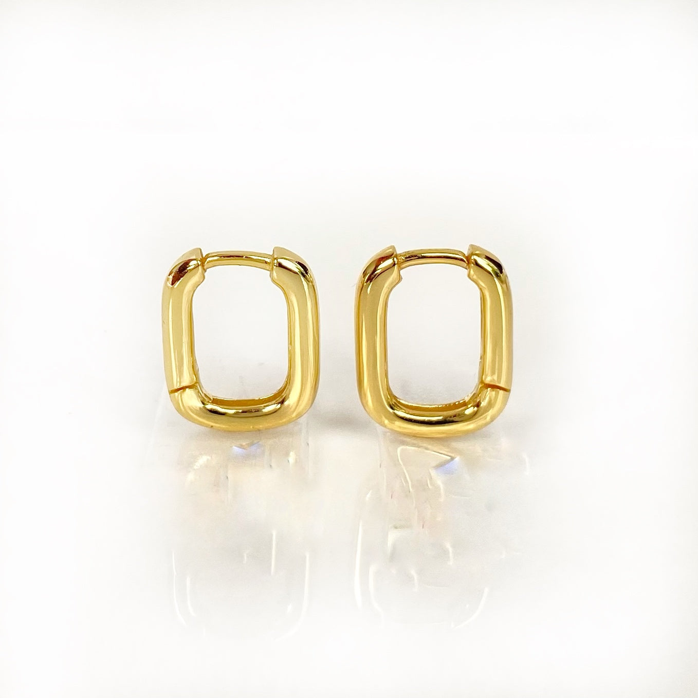 Linda huggie Earring