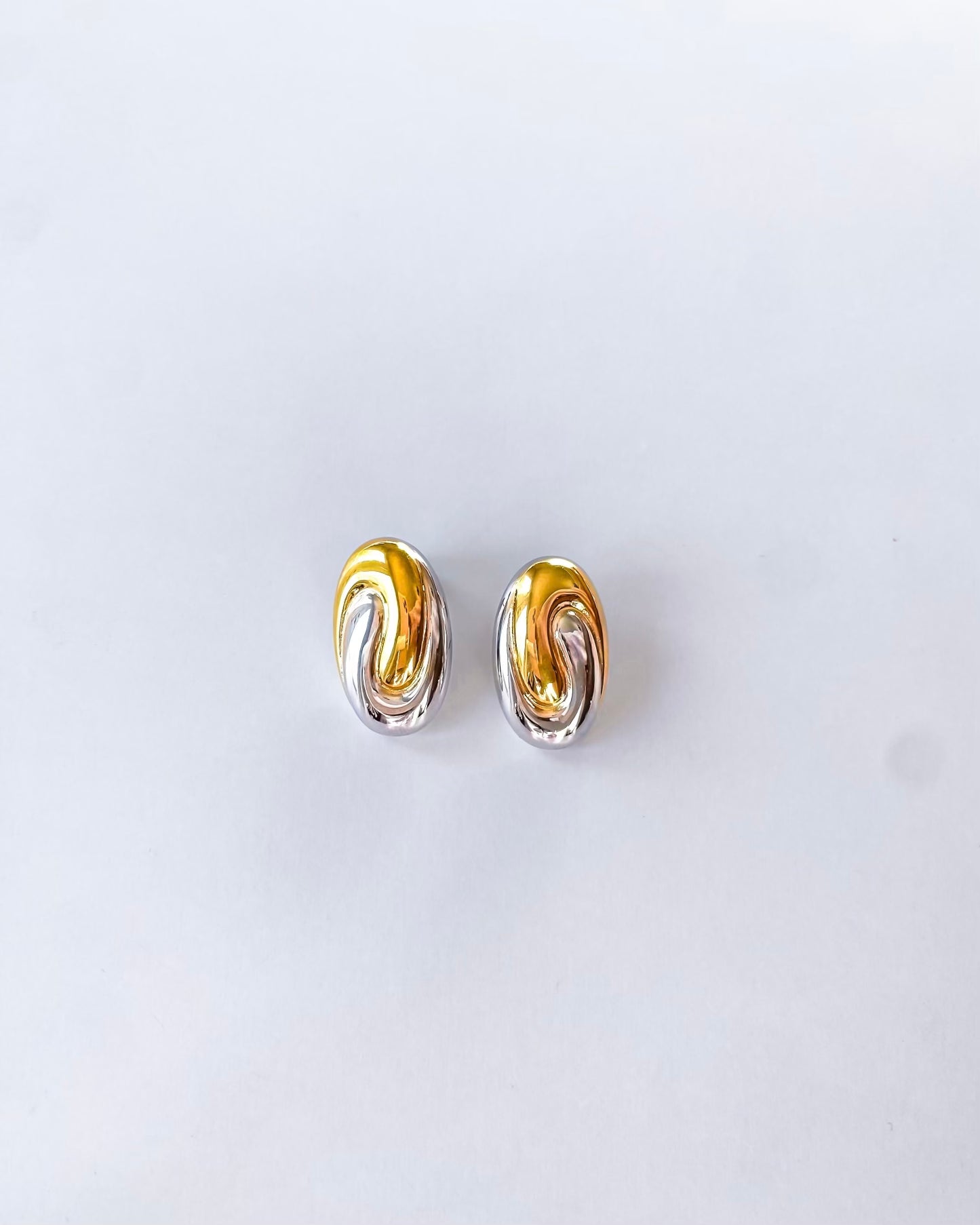 The U bond Earring